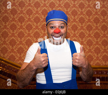 Blackpool, Lancashire, UK, 14. Mai 2014. ERLOSCH (resident Clown) an einem der kultigsten Sehenswürdigkeiten Großbritanniens, der Blackpool Tower, eine touristische Attraktion in Blackpool, Lancashire in England wurde der Öffentlichkeit am 14. Mai 1894 eröffnet, stellte sich eine erstaunliche 120 Jahre alt dieses Jahr. Es steigt auf 158 m (518 ft) und ist eine Klasse, die ich Gebäude unter Denkmalschutz. Beim Öffnen der Blackpool Tower in waren 1894 Tickets nur 6p pro Person! Also als Bestandteil dieser 120. Geburtstag feiern Eye Tickets für nur 6 p verkauft wurden. Bildnachweis: Conrad Elias/Alamy Live-Nachrichten Stockfoto