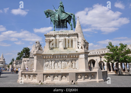 Eine Statue von Stephan I. von Ungarn, montiert auf einem Pferd, am Fisherman's Bastion, Castle Hill, Budapest. Stockfoto