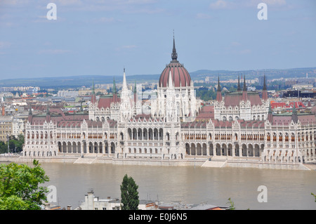 Mai 2010 nach schwere Feder die Danube Pausen regnet ist es Banken in Budapest, droht das Parlamentsgebäude. Stockfoto