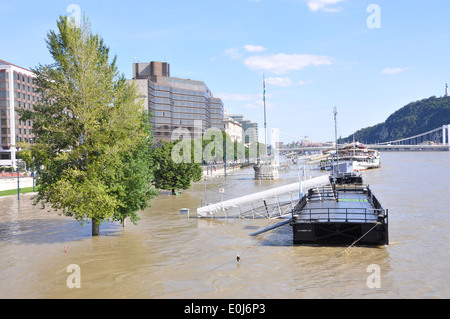 Mai 2010 nach schwere Feder die Danube Pausen regnet ist es Banken in Budapest. Stockfoto