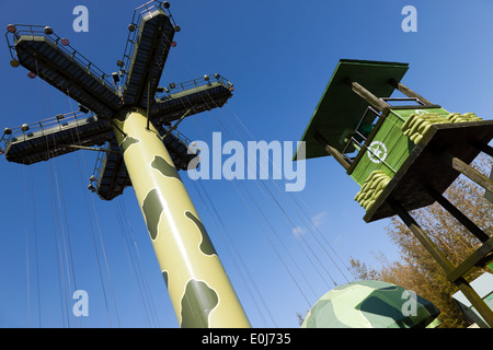 Ansicht des Spielzeug Soldaten Parachute Drop im Bereich Toy Story Playland der Walt-Disney-Studios, Marne-la-Vallée, Frankreich. Stockfoto