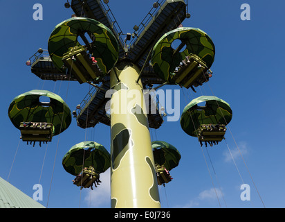 Ansicht des Spielzeug Soldaten Parachute Drop im Bereich Toy Story Playland der Walt-Disney-Studios, Marne-la-Vallée, Frankreich. Stockfoto