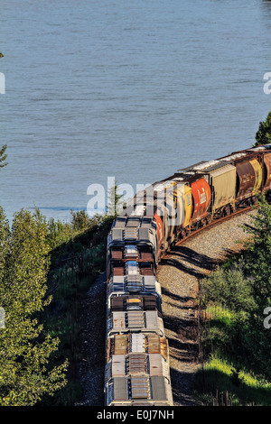CP Eisenbahn Zug, Fracht zu tragen, da es Kurve neben den Kootenay-River Runden. Cranbrook, Britisch-Kolumbien, Kanada. Stockfoto
