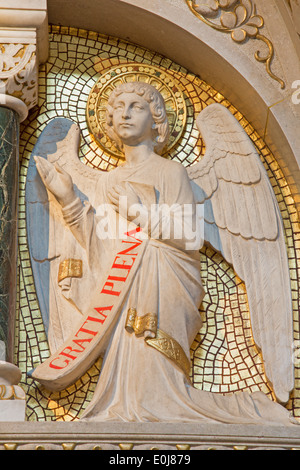 Wien, Österreich - 27. Juli 2013: Moderne Statue des Engels von Seitenaltar in der Kirche der Karmeliter in Dobling. Stockfoto