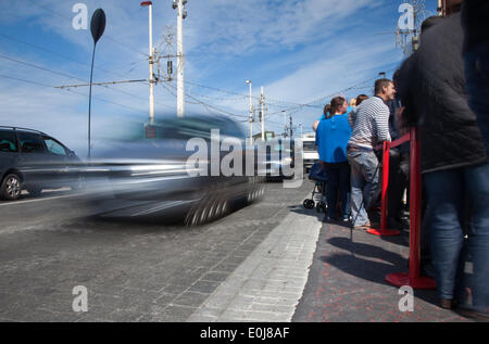 Blackpool, Lancashire, UK. 14. Mai 2014. Verkehr & Fußgänger, gefährliche Straße, "keine Aufkantung"-Layout auf der neu gestalteten Promenade in Blackpool. Eine zweite große Straße Layout in der Stadt haben nach Sicherheit Bedenken, die sich aus der Behinderung Gruppen geändert werden. Vor drei Jahren, ein £ 100 m Promenade hatte erneuern nach ähnliche Beschwerden über die Entfernung von bordsteinen geändert werden. Kevin Winkley, Chief Executive von N-Vision, ehemals Blackpool, Fylde und Wyre Gesellschaft für Blinde, sagte der gemeinsam genutzten Flächen sehbehinderte Menschen verhindert wurden. Stockfoto