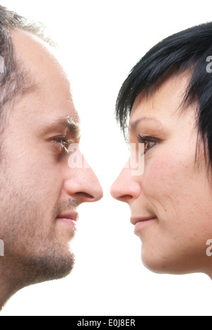 Junges Paar sieht in den Augen der anderen Stockfoto