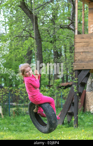 kleine Mädchen auf der Schaukel closeup Stockfoto