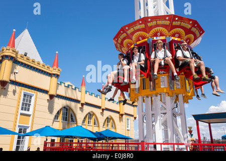 Sydney Australien, Milsons Point, Luna Park, Unterhaltung, Thrill Ride, Drop Tower, Teenager Teenager Teenager Jungen Jungen, männliche Kinder Kinder Kinder Jugendliche Stockfoto