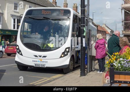 Fluggästen ein modernes weißes Dales & Bezirk einzelne Doppeldecker-Bus für Ripon in Northallerton 2014 gebunden Stockfoto