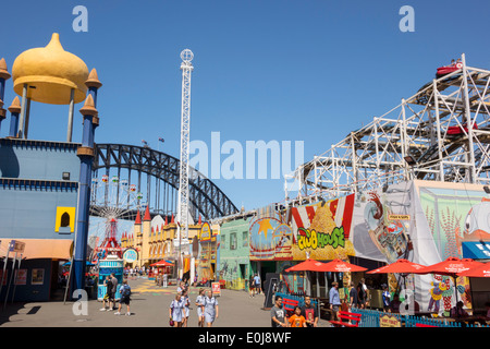 Sydney Australien, Milsons Point, Luna Park, Unterhaltung, Thrill Ride, Drop Tower, Harbour Bridge, Hafen, AU140310096 Stockfoto