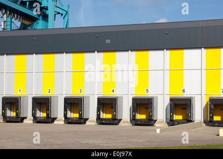 Lagerhaus im Hafen Stockfoto