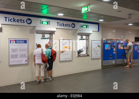 Sydney Australien, City Circle Eisenbahnnetz, Hauptbahnhof, Ticket, Fenster, Informationen, Selbstbedienung, Verkaufsautomaten, AU140310108 Stockfoto