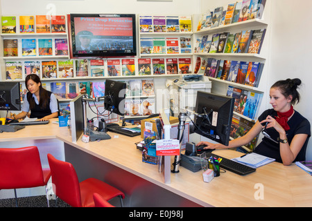 Sydney Australien, City Circle Eisenbahnnetz, Hauptbahnhof, Reisebüro, Innenraum, weibliche Asiatin, Arbeit Stockfoto