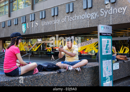 Sydney Australien, UTS, University of Technology Sydney, asiatischer Mann, Männer, die iPhone nehmen, Smartphone-Handys, überprüfen suchen Lesen SMS mir Stockfoto