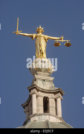 Statue der Justitia auf dem Dach des Old Bailey, dem zentralen Strafgerichtshof Old Bailey, City of London, EG4 Stockfoto