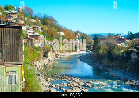 Kutaisi ist zweitgrößte Stadt Georgiens. Kutaisi befindet sich an beiden Ufern des Flusses Rioni Stockfoto