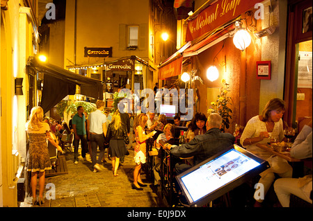 Touristen besuchen Cafés und Restaurants in der Altstadt von Cannes. Stockfoto