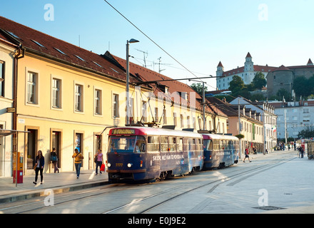 Straßenbahn auf der alten Stadt-Straße in Bratislava, Slowakei. Stockfoto