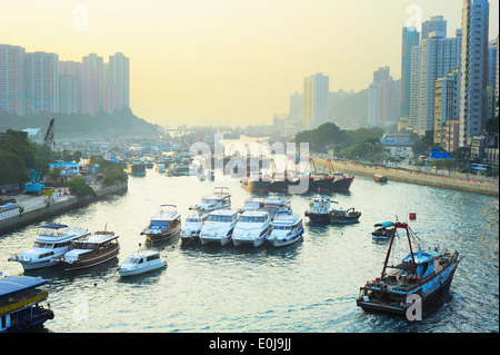 Luftaufnahme des Gebiet um Aberdeen bei Sonnenuntergang. Hong Kong Stockfoto