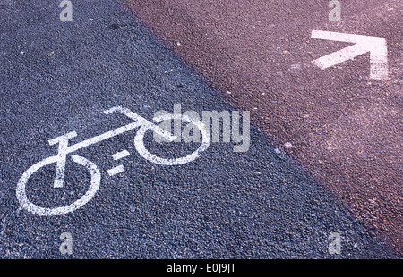 Schild gemalt auf Straße Radweg angibt. Stockfoto