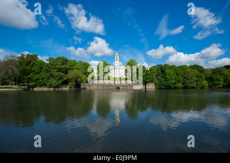 Das Trent Gebäude spiegelt sich in den See im Park Highfields, Nottingham England UK Stockfoto