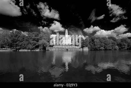 Schwarz / weiß Bild des Trent Gebäudes spiegelt sich in den See im Park Highfields, Nottingham England UK Stockfoto