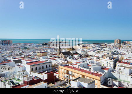 Cadiz, Costa De La Luz, Andalusien, Spanien. Gesamtansicht der Stadt von La Torre Tavira oder The Tavira Tower. Stockfoto