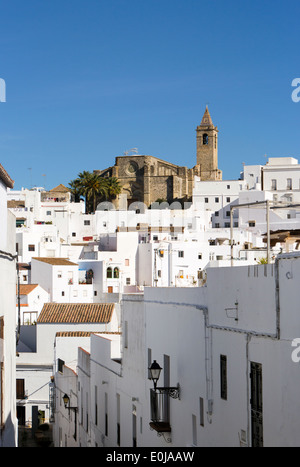 Vejer De La Frontera, Provinz Cadiz, Andalusien, Spanien. Blick über die typischen weiß getünchten Häuser, die Kirche von San Salvador. Stockfoto