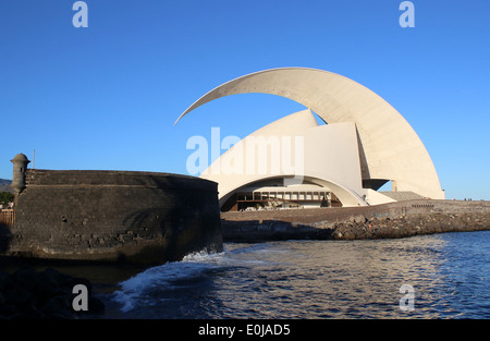 Außenseite des Auditorio de Tenerife "Adán Martín", in Santa Cruz De Tenerife, entworfen vom Architekten Santiago Calatrava Stockfoto