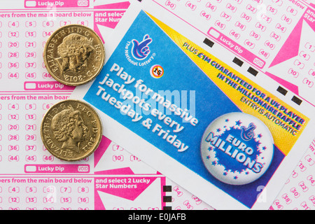 UK National Lotterie Euro Millions Gehaltsabrechnungen mit Anzahl Boards für die Auswahl der Zahlen und zwei 1 Pfund-Münzen von oben. England-Großbritannien Stockfoto