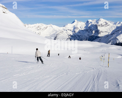 Skifahren auf Les Cascades eine 14 km blaue Skifahrer laufen im Grand Massif Skigebiet in den französischen Alpen. Flaine, Haute Savoie, Frankreich Stockfoto