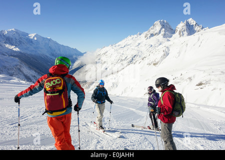 Skiguide mit ABS Lawinen Rucksack für die Sicherheit auf Skipisten in Le Tour in Chamonix-Mont-Blanc Haute Savoie Frankreich Europa Stockfoto