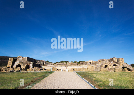 Die Ruinen von Baelo Claudia, Bolonia, Provinz Cádiz, Costa De La Luz, Andalusien, Spanien. Das Theater. Stockfoto