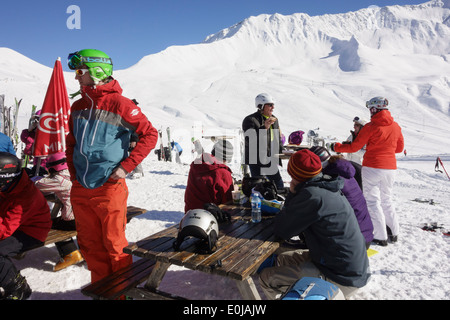 Skifahrer außerhalb einer Ski Restaurant auf verschneiten Hängen in den Französischen Alpen Resort Le Tour, Chamonix-Mont-Blanc Haute Savoie Rhône-Alpes Frankreich Stockfoto