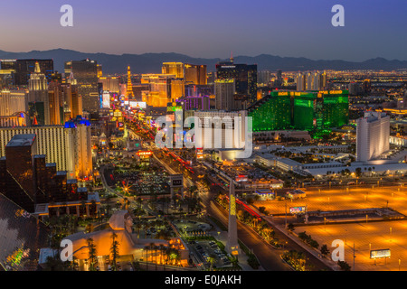 Ein erhöhter bunte Panoramablick auf den Las Vegas Strip in der Dämmerung mit dem Luxor Hotel im Vordergrund, Las Vegas, Nevada, USA Stockfoto