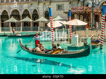 Eine Gondelfahrt im Venetian Resort Hotel mit dem Palazzo Ducale im Hintergrund, Las vegas, Nevada, USA Stockfoto