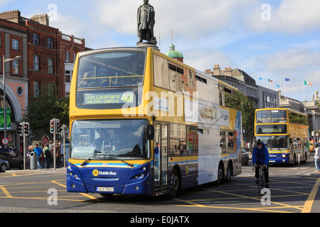 Doppelte Decker Busse vorbei Daniel O' Connell Monument in O'Connell Street, Dublin, County Dublin, Republik Irland, Eire Stockfoto