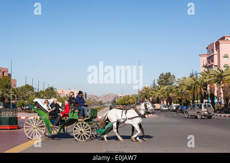 Caleche Pferdekutsche geben touristischen Sightseeing-Tour auf Avenue Mohammed VI in Marrakesch Marokko Nordafrika Stockfoto