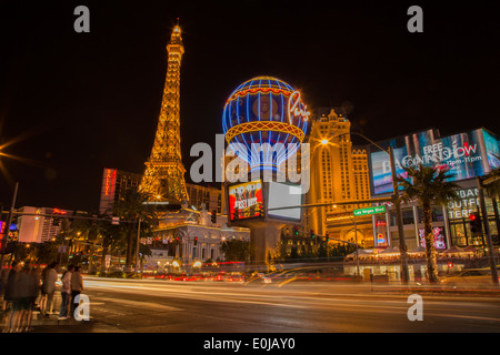 In der Nacht auf die Landschaft des Hotel Paris Eiffelturm und Miniatur Replik in Las Vegas, Nevada USA Stockfoto