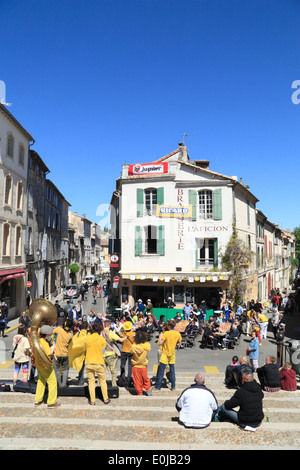 Musiker am Rond Point des Aromaten, Arles, Camargue, Provence, Frankreich, Europa Stockfoto