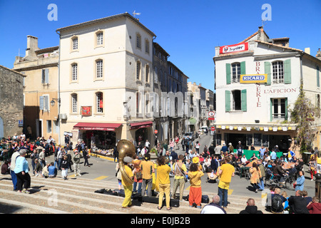 Musiker am Rond Point des Aromaten, Arles, Camargue, Provence, Frankreich, Europa Stockfoto