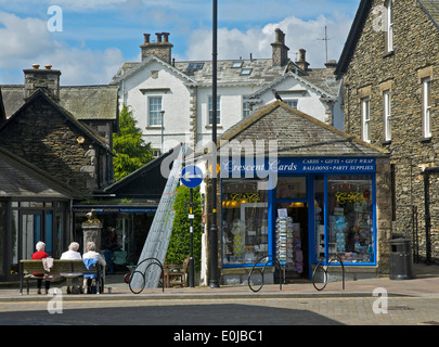 Drei Damen sitzen auf einer Bank, The Crescent, Windermere, Lake District National Park, Cumbria, England UK Stockfoto