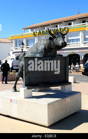 Stier-Statue, Les Saintes-Maries-de-la-Mer, Camargue, Provence, Frankreich Stockfoto