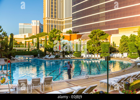 Blick auf den Pool am frühen Morgen vom Terrace Pointe Café im Wynn Hotel Las Vegas Nevada USA Stockfoto