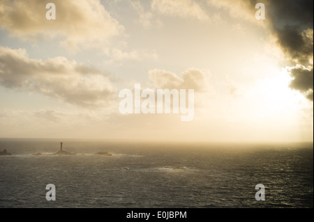 Sonnenuntergang in Endland, Cornwall, England, Blick auf Leuchtturm Langschiffe. Stockfoto