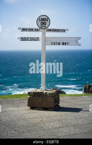 Der Wegweiser am Lands End in Cornwall, England, Entfernungen, John O'Groats, New York und anderen Orten zeigen. Stockfoto