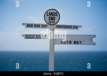 Der Wegweiser am Lands End in Cornwall, England, Entfernungen, John O'Groats, New York und anderen Orten zeigen. Stockfoto