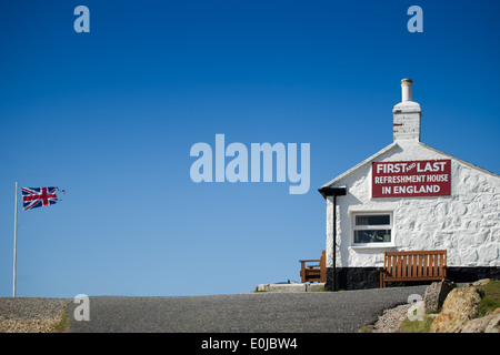 Das erste und letzte Erfrischung Haus In England, am Lands End in Cornwall, England. Stockfoto