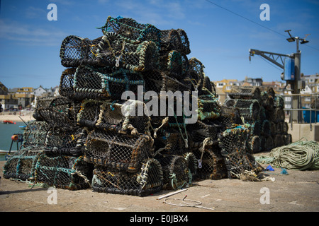 Fischernetze häuften sich auf dem Pier im Hafen von St. Ives, Cornwall, UK. Stockfoto