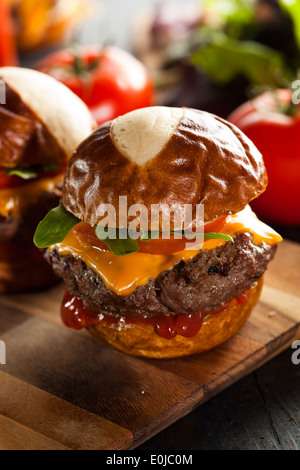 Hausgemachter Cheeseburger Sliders mit Salat, Tomaten und Käse Stockfoto